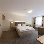 Hotel Strasshof 3*