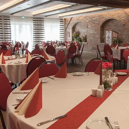Hotel Strasshof 3*